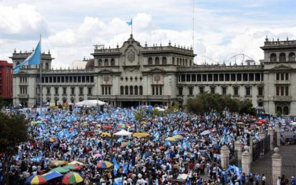 150827195042-guatemala-protest-exlarge-169[1]